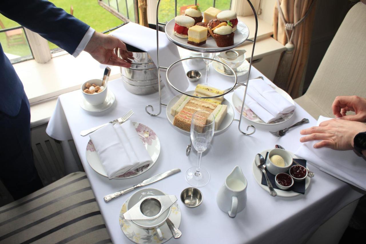 The Manor Elstree Hotel Екстериор снимка
