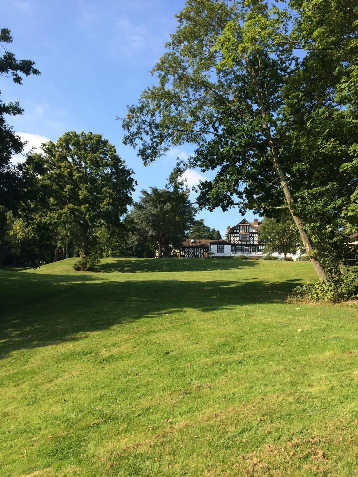 The Manor Elstree Hotel Екстериор снимка
