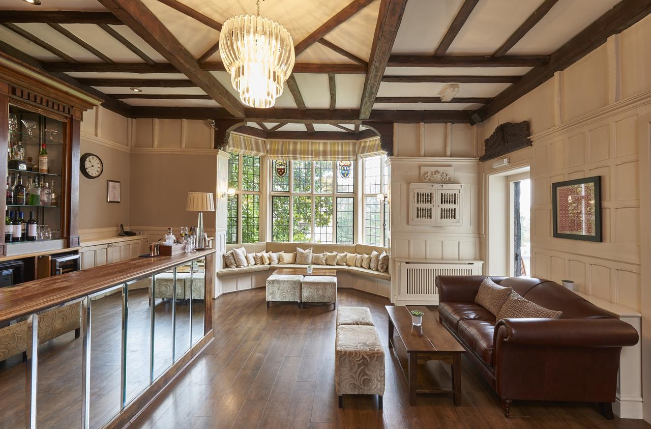 The Manor Elstree Hotel Екстериор снимка