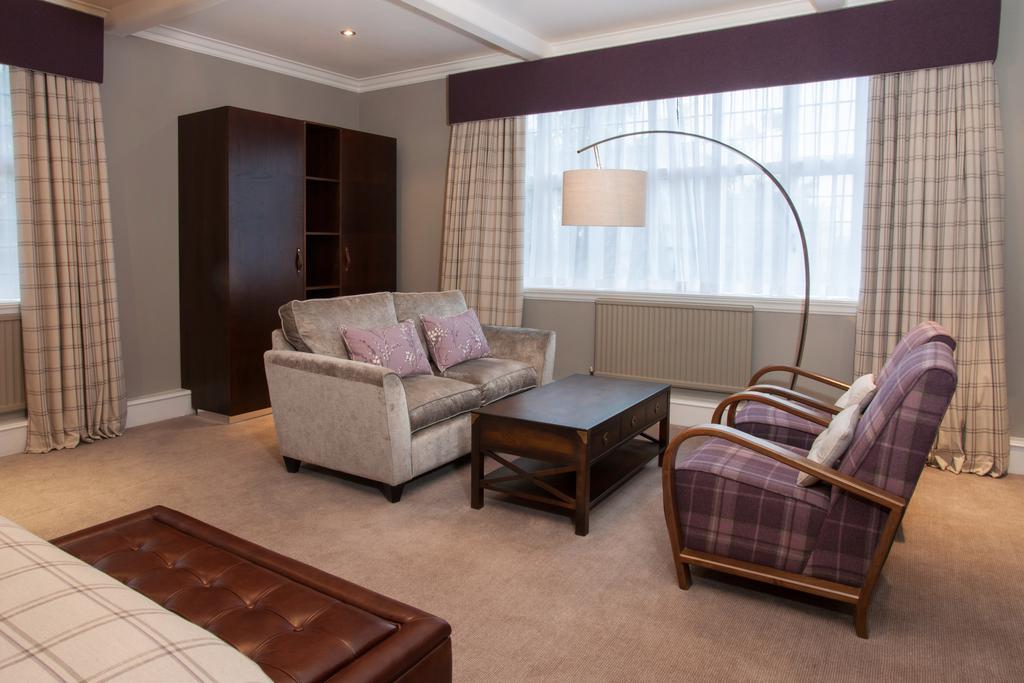 The Manor Elstree Hotel Екстериор снимка